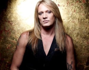 SEBASTIAN BACH: “¿Qué me parece lo que ha dicho Mick Wall? Me parece un absoluto saco de mierda, un gilipollas. No tiene derecho a escribir un libro sobre Axl Rose porque no lo conoce. ¿Cómo piensa que puede escribir un libro sobre alguien que no conoce?"
