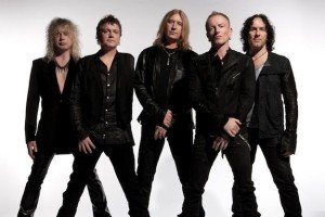DEF LEPPARD: “Vi a Ritchie Blackmore aplastando su guitarra contra el escenario e inmediatamente quise ser esa persona sobre el escenario”.