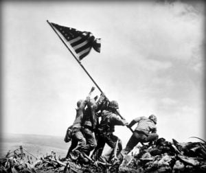 Raising the flag in Iwo Jima, 1945 por Joe Rosenthal
