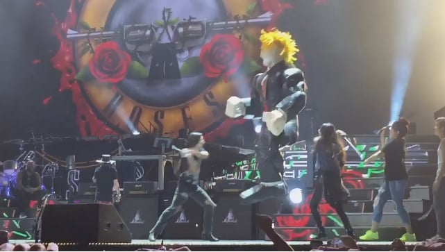 Guns N Roses invitan a varios fans a subirse al escenario ... ¡para linchar a una piñata de Donald Trump!