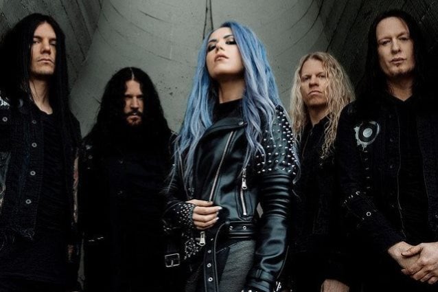 El primer día en el infierno para Arch Enemy en un nuevo tema de adelanto