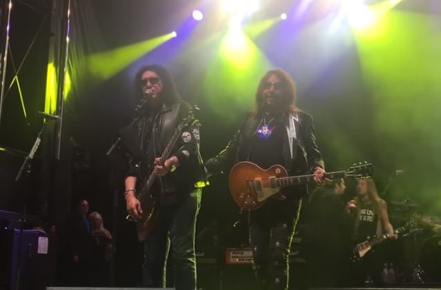 ¡Momento histórico! Gene Simmons y Ace Frehley juntos sobre un escenario 16 años después