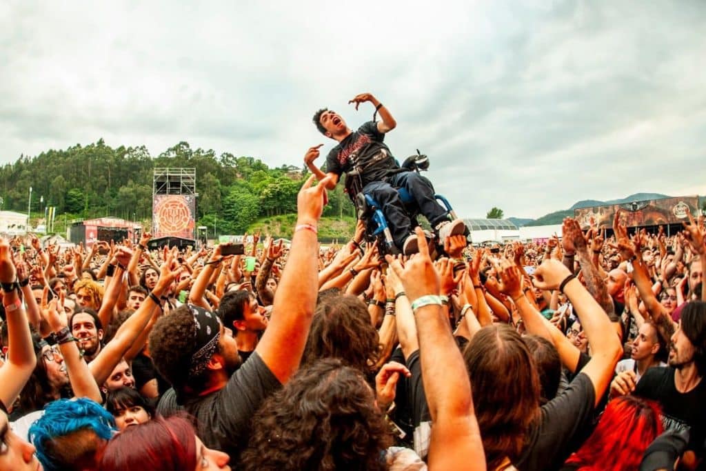 Silla de ruedas crowdsurfing Resurrection Fest 2019