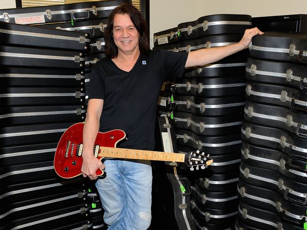 Van Halen dona guitarras