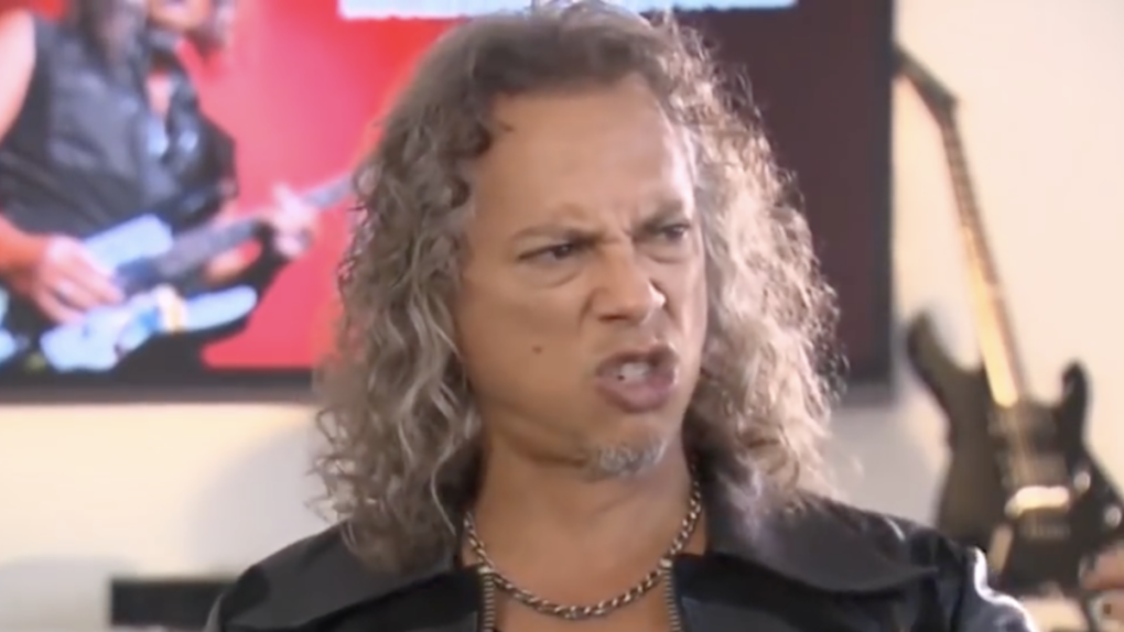 Kirk Hammett de Metallica sufre una aparatosa caída en el escenario durante un concierto